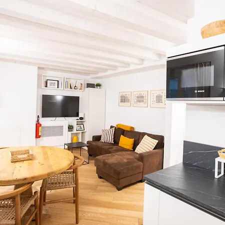 Stylish Apartment, 2 Bedrooms, Elevator *