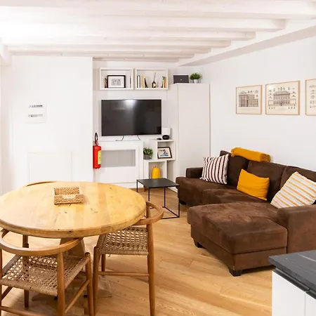 Stylish Apartment, 2 Bedrooms, Elevator * 热那亚