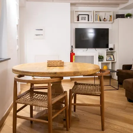 Stylish Apartment, 2 Bedrooms, Elevator 公寓 *